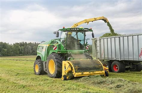 Historyczne zdjęcie ładowarki teleskopowej John Deere serii 3000 w warunkach polowych