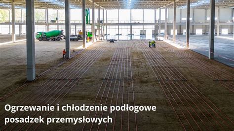 Zdjęcie nowoczesnej zamiatarki przemysłowej pracującej w dużej hali magazynowej