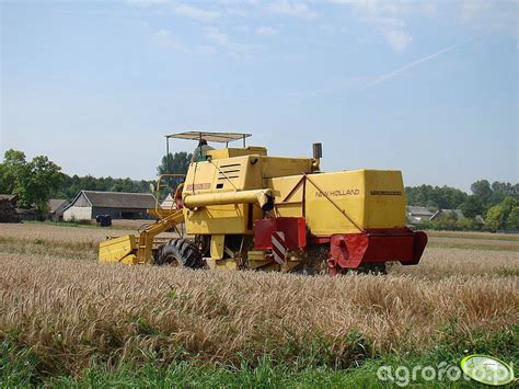 Widok ogólny kombajnu New Holland Clayson 1530 na polu podczas żniw