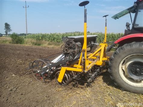 Zdjęcie przedstawiające nowoczesny agregat uprawowo-siewny pracujący na polu