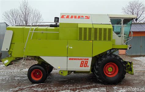 Zdjęcie kombajnu Claas Dominator 88s pracującego na polu