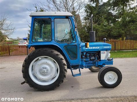 Zdjęcie przedstawiające ciągnik Ford 4610 podczas prac w gospodarstwie rolnym