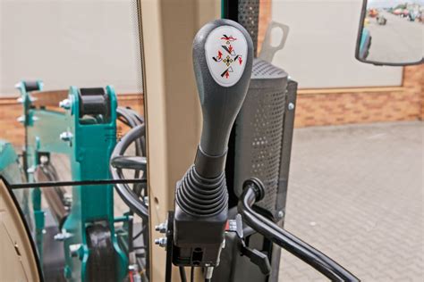 Joystick do sterowania ładowaczem czołowym w kabinie traktora