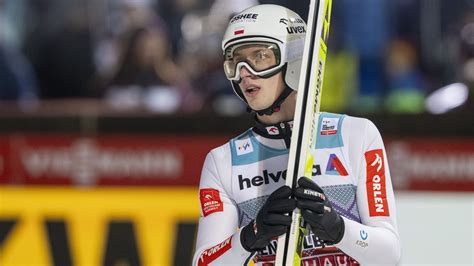 Zdjęcie przedstawiające Simona Ammanna w stroju sportowym na skoczni