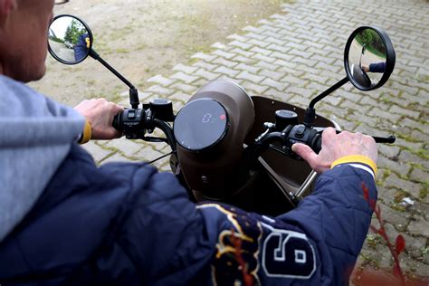 Porównanie rozrzutnika jednoosiowego na dużych kołach oraz modelu tandemowego