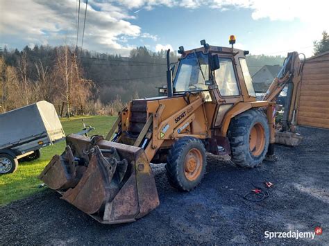 Zdjęcie przedstawiające współczesną koparko-ładowarkę Case serii 580 w trakcie pracy na placu budowy