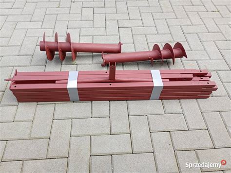 zdjęcie przedstawiające osobę obsługującą ręczną wiertnicę ślimakową do ziemi