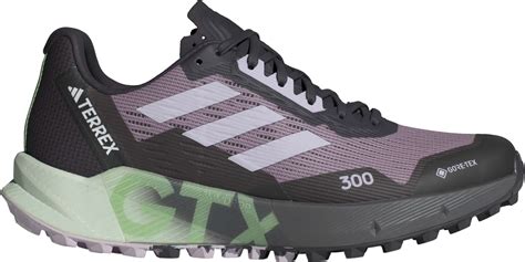 Zestawienie różnorodnych modeli obuwia trekkingowego z serii adidas Terrex w terenie górskim