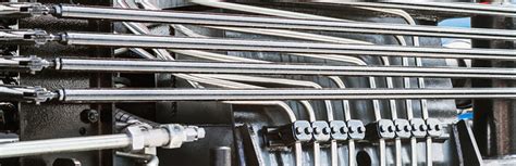 Metalowe rury hydrauliczne zainstalowane w maszynie budowlanej