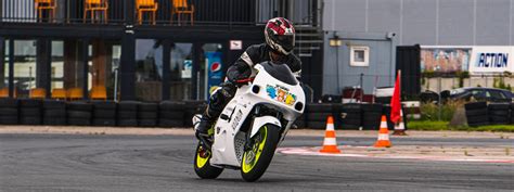 Motocykl torowy z założonymi kocami grzewczymi przed sesją na torze