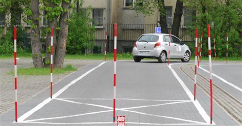 Schemat przedstawiający plac manewrowy dla wózków widłowych z wyznaczonymi trasami egzaminacyjnymi