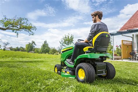 Widok kosiarki elektrycznej John Deere R43EL podczas pracy