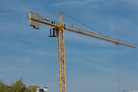 Infografika przedstawiająca porównanie kosztów wynajmu różnych maszyn budowlanych w Słubicach