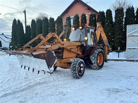 Widok na koparko-ładowarkę Case 580K podczas pracy