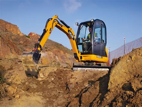 Tematyczne zdjęcie minikoparki JCB 8020 w akcji na placu budowy w ciasnej przestrzeni