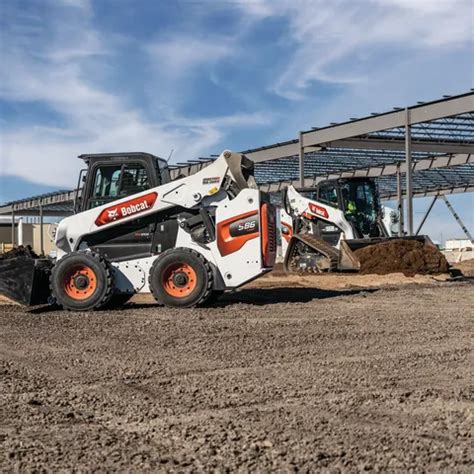 Thematic photo of a Bobcat S86 working on a construction site or in a city environment