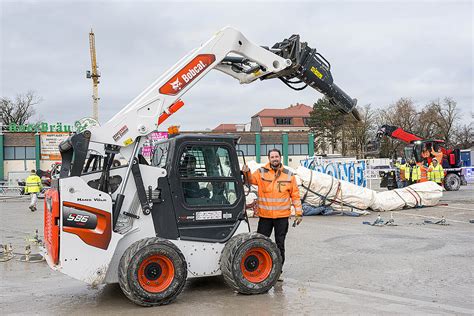 Photo of the Bobcat S86 working on the Circus Krone tent installation