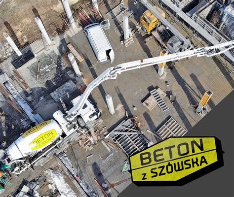 Betonowóz dostarczający beton towarowy na plac budowy