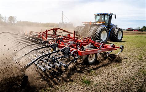 Infographic showing different types of working elements of stubble cultivators (tines, discs, blades)