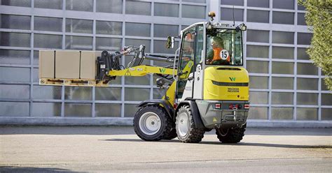 Tematyczne zdjęcie ładowarki kołowej Wacker Neuson w akcji na placu budowy