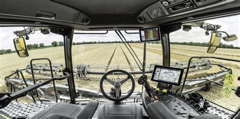 Tematyczne zdjęcie kombajnu zbożowego New Holland w akcji na polu