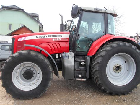 Zdjęcie przedstawiające ciągnik Massey Ferguson 6485 w akcji