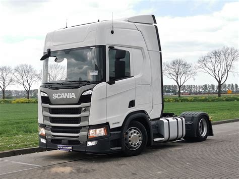 Scania R450 z bliska, ukazująca detale kabiny i osprzętu