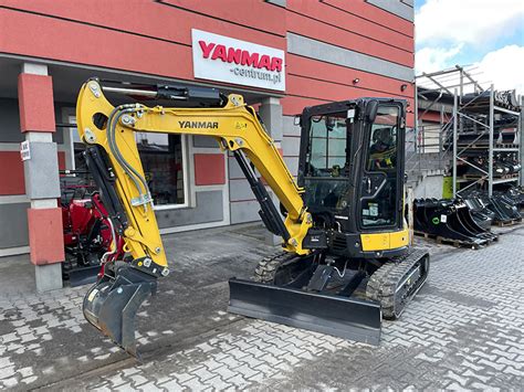 Zestawienie różnych typów łyżek (podsiębierne, skarpowe) dedykowanych do minikoparek Yanmar