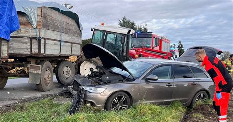 Zdjęcie przedstawiające miejsce wypadku z udziałem ciągnika rolniczego i służb ratunkowych