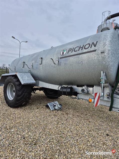 Wóz asenizacyjny Pichon TCI 10400 L w pracy