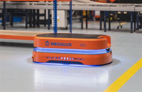 Robot AMR z czujnikami bezpieczeństwa