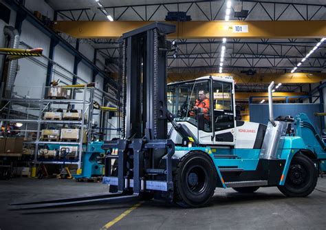 Wózek widłowy SMV Konecranes w pracy terminalu, zdjęcie