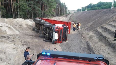 Ciężarówka wywrotka na placu budowy