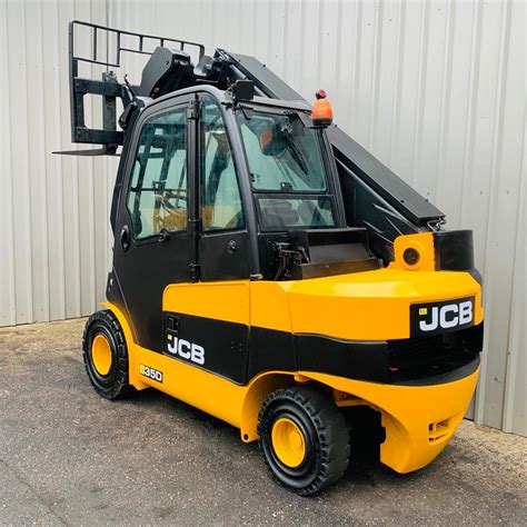 zdjęcie wózka widłowego JCB TLT35D pracującego w terenie