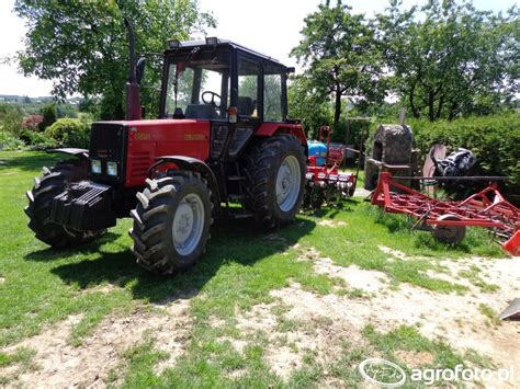 Infografika porównująca kluczowe dane techniczne modeli Belarus 820, 952 i z silnikiem MMZ D-260.2S2