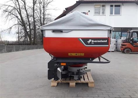 Tematyczne zdjęcie rozsiewacza nawozów Kverneland Exacta na polu