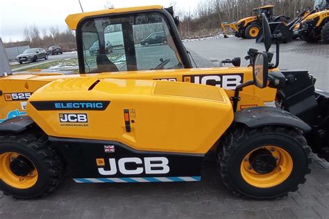 JCB 525-60E ładowarka teleskopowa elektryczna w akcji w magazynie