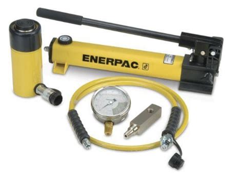 Infographic showing the maneuverability of a hydraulic jack with swivel wheels