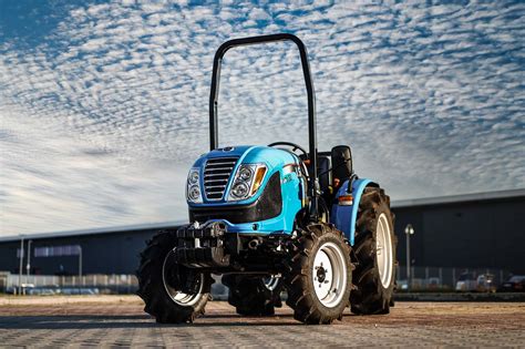 Zdjęcie przedstawiające nowoczesne ciągniki LS Tractor w różnorodnych zastosowaniach