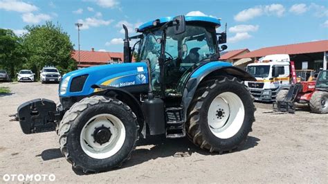 Zdjęcie przedstawiające ciągnik rolniczy New Holland T6050 Plus w polu