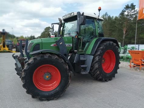 Tematyczne zdjęcie ciągnika Fendt Favorit 716 Vario pracującego w polu