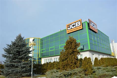 Zdjęcie przedstawiające siedzibę firmy Interhandler w Kostrzynie lub budynek biurowy z logo JCB