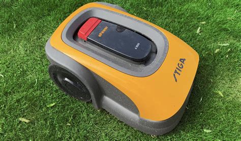 Schemat instalacji robota Stiga A 1500 ze stacją ładującą i anteną referencyjną