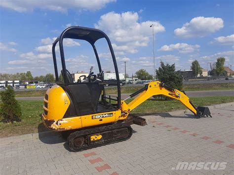Wnętrze kabiny operatora minikoparki JCB 8014 CTS