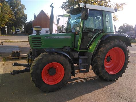 zdjęcie ciągnika Fendt Farmer 310 Turbomatik z zamontowanym ładowaczem czołowym