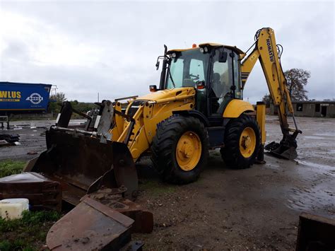 Tematyczne zdjęcie koparko-ładowarki Komatsu serii WB w akcji