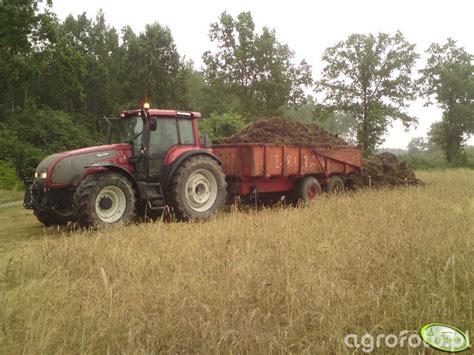 Zdjęcie przedstawiające model ciągnika Valtra T180 pracującego w polu
