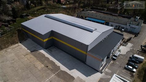 Zdjęcie przedstawiające betoniarnię z widocznymi silosami i linią produkcyjną