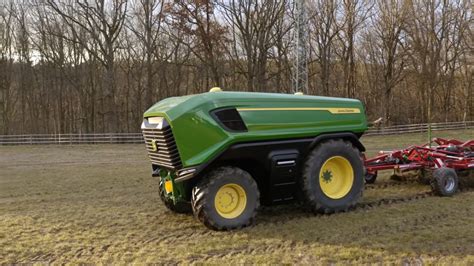 W pełni autonomiczny ciągnik John Deere pracujący w polu