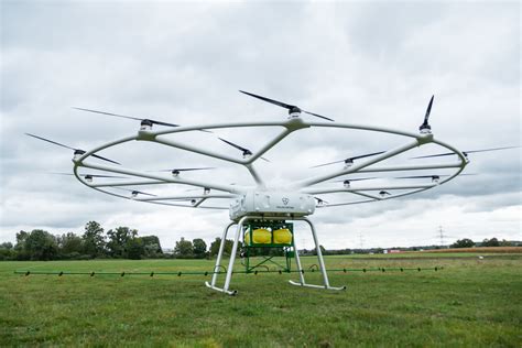 Duży dron VoloDrone firmy John Deere